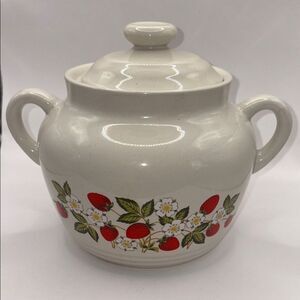 Sheffield Strawberries 'n Cream Stoneware Tureen